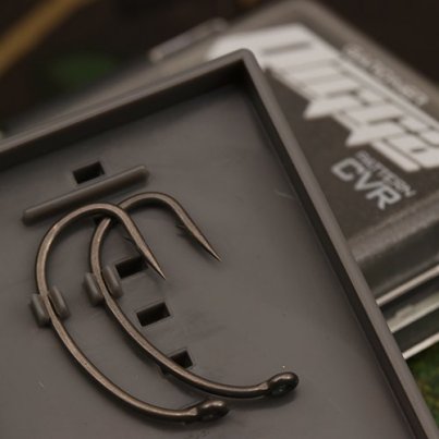Gardner Háčky Curved Rigga Hooks (CVR) Barbed vel. 2